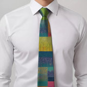 カラフル数々のパターン（の模様が）ある結び ネクタイ