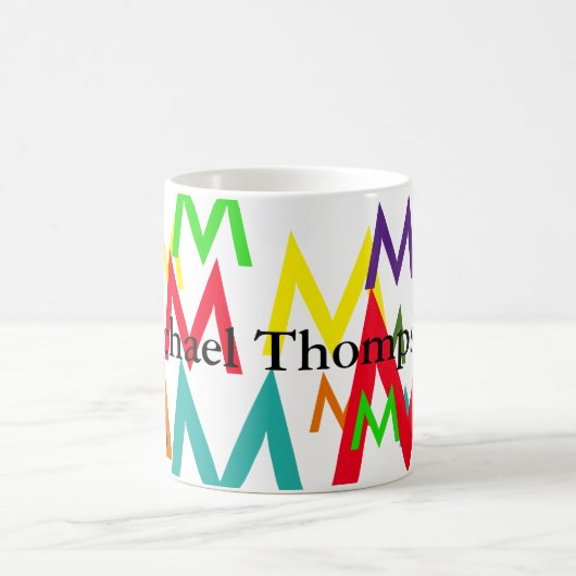 カラフル文字のイニシャルパターンを作成 コーヒーマグカップ (中央)