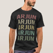 カラフル文字アート – Arjun Name Tシャツ (正面)