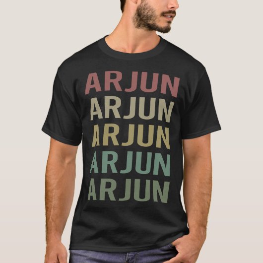カラフル文字アート – Arjun Name Tシャツ (正面)