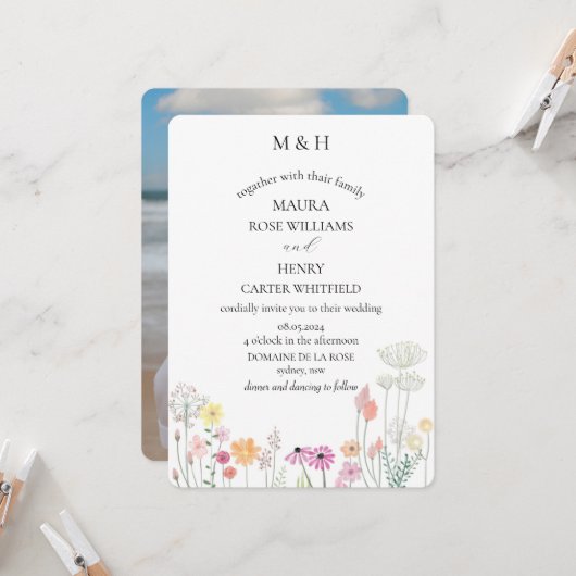 カラフル春ワイルドフラワーモノグラム結婚写真 招待状 (正面/裏面インサイチュ)