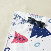 カラフル様式化クリスマスツリーパターン ビーチタオル (インサイチュ)