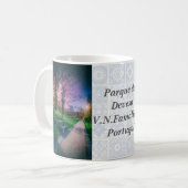 カラフル空のある公園の幻想的な夜空 コーヒーマグカップ (正面左)