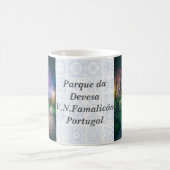 カラフル空のある公園の幻想的な夜空 コーヒーマグカップ (中央)