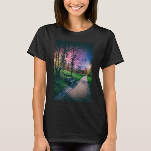 カラフル空のある公園の幻想的な夜空 Tシャツ (正面)