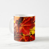 カラフル紅葉、金ゴールド赤オレンジ色のカエデの葉 コーヒーマグカップ (正面左)