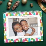 カラフル紙ツリーのクリスマスフォト カレンダー<br><div class="desc">このおもしろい、明るいカレンダーは、赤、緑、ライム、アクアブルー、マゼンタピンク、黄金色の色のティッシュペーパーの木を重ねはっきりしたるカラフルのクリスマスデザインを特徴としている。背中には重なったクリスマスツリーのマッチングデザインが含まれている。このカレンダーは、遊び心、笑い心、そして子供の喜びを思い起こシンプルさせる。祖父母素晴らしや家族への贈り物！*オラベラプリントが制作。</div>