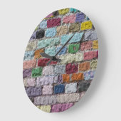 カラフル絵を描レンガ壁のテクスチャ ラージ壁時計 (傾斜)