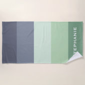 カラフル緑のグレーのパレットの抽象芸術ストライプ名 ビーチタオル (正面)