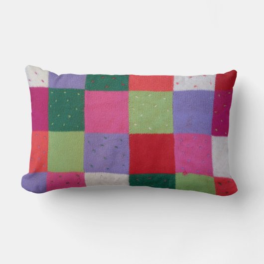 カラフル編みのパッチワークのコテージ広場 ランバークッション (正面)