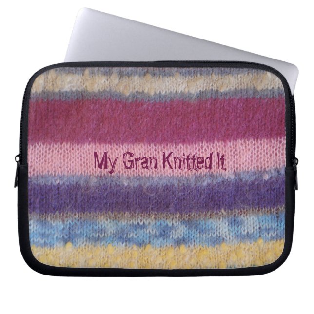 カラフル編ストライプヴィンテージおもしろいスローガンデザイン ラップトップスリーブ (正面)