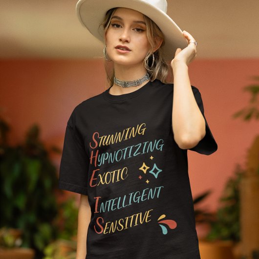 カラフル自信おもしろいとシンプル彼女への贈り物 Tシャツ