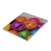 カラフル色彩の鮮やか顔付きイースターおもしろい卵 タイル (側面)