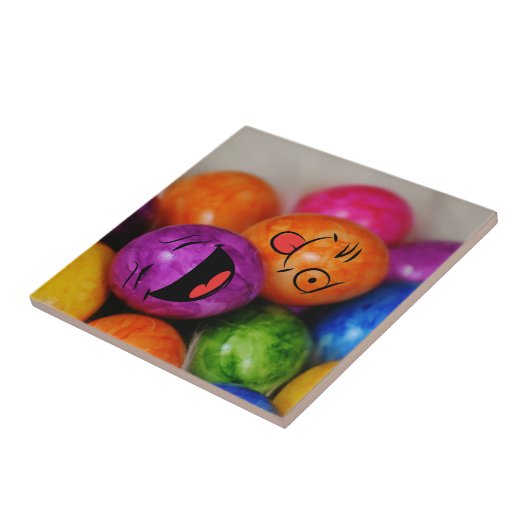 カラフル色彩の鮮やか顔付きイースターおもしろい卵 タイル (側面)