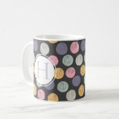 カラフル芸術的パステル水玉模様モノグラム コーヒーマグカップ (正面左)