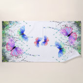 カラフル蝶の飛んでいる自然ビーチタオル ビーチタオル (正面)