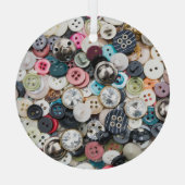 カラフル裁縫ボタン、自然なファブリックの背景 ガラスオーナメント (裏面)