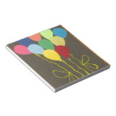 カラフル誕生日バルーンのグラフィックアートデザイン ノートパッド (アングル)
