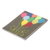 カラフル誕生日バルーンのグラフィックアートデザイン ノートパッド (回転)