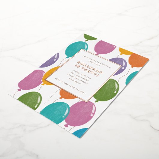 カラフル誕生日バルーンパーティの招待状 箔招待状 (回転した状態)