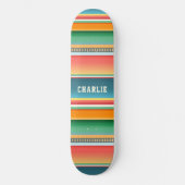 カラフル部族ストライプのカスタムパーソナライズされた名前 スケートボード (正面)