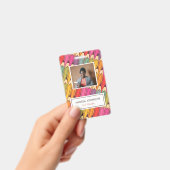 カラフル鉛筆パターンのプライマリ先生写真ID バッジ (手持ち)