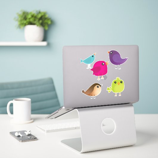カラフル鳥 シール (デスク上のノートパソコン)