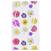 カラフル黄，白，ピンク，紫の花 スモールペーパーバッグ (正面)
