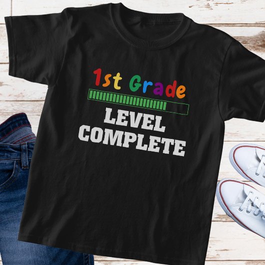 「カラフル1年生、レベル完了」の子 Tシャツ