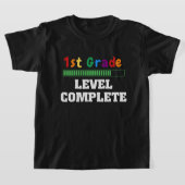 「カラフル1年生、レベル完了」の子 Tシャツ (レイダウン)
