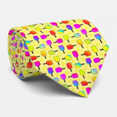 カラフル、ピックボールのパドル、イエローボール ネクタイ (ロール)