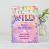 カラフル レインボー ヒョウ柄 お誕生日おめでとう Let's Get Wild 招待状 (スタンド正面)