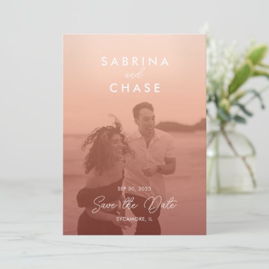カラーオーバーレイスタイリッシュフォトウェディング日付の保存 招待状 (スタンド正面)