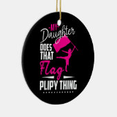 カラーガードママパパ私の娘はそのフラグを行う セラミックオーナメント (右)