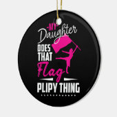 カラーガードママパパ私の娘はそのフラグを行う セラミックオーナメント (左)