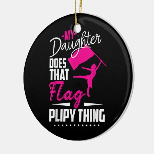 カラーガードママパパ私の娘はそのフラグを行う セラミックオーナメント (左)