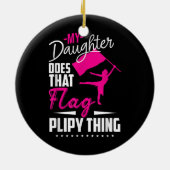 カラーガードママパパ私の娘はそのフラグを行う セラミックオーナメント (裏面)