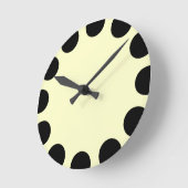 カラークレセント – 黒とクリーム ラウンド壁時計 (傾斜)