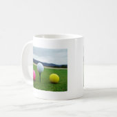 カラーゴルフボール、マウンテンティー コーヒーマグカップ (正面左)