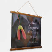 カラーズオブザスピリットエマーソン引用文写真 吊り下げ型タペストリー (傾斜あり)