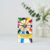 カラーペンシルのチューターが黄色の名刺を取り付けた 名刺 (スタンド正面)