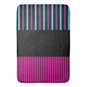 カラーポップ・アートのストライプカラー – ピンク、紫、青、黒 バスマット (正面縦)