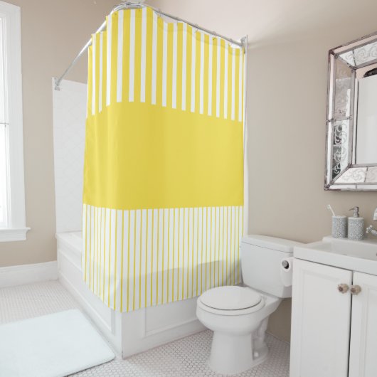 カラーポップ・アートのストライプ – レモンイエローとホワイト シャワーカーテン (インサイチュ)