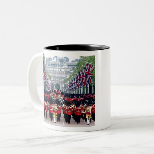 カラーロンドンのHMクイーンエリザベスtrooping ツートーンマグカップ (正面左)