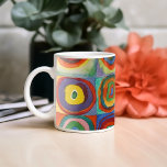 カラー勉強 | Wassily Kandinsky コーヒーマグカップ<br><div class="desc">カラー勉強、同心円付き正方形(1913) | Wassily Kandinskyのカラー勉強：同心円を持つ正方形は色と型枠の探索で鮮やかす。正方形のグリッドは同心円で囲まれ、対照的な色相の配列ではっきりしたす。各広場には色の組み合わせがユニーク含まれており、カンディンスキーの色の情緒的な力に対する魅力を捉えた視覚的なリズムと調和を作り出している。この勉強は抽象芸術スタイルを具象的なイメージに対する色の配置と形の影響を強調し、純粋に感覚レベルで色の相互作用を体験する招待状視聴者を例示する。</div>