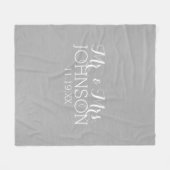 カラー無地のシルバー – ミスター・アンド・ミセス・結婚式の引き出物 フリースブランケット (正面(横))