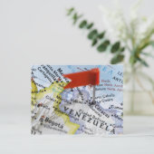 カリカス(Caracas)、ベネズエラの地図上に置かれたマップピン ポストカード (スタンド正面)