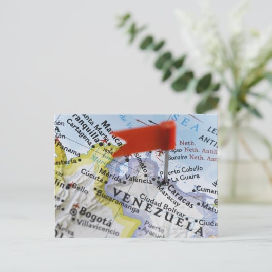 カリカス（Caracas）、ベネズエラの地図上に置かれたマップピン ポストカード (スタンド正面)