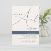 カリグラフィー ビッグ ボールド "アンド" ネイビー ウェディング 招待状 (スタンド正面)