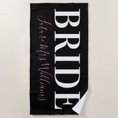 カリグラフィー フューチャー ミセス ネーム 花嫁 ピンク ブラック ビーチタオル (正面)